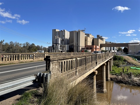Bridge over Mandagery Creek at Manildra