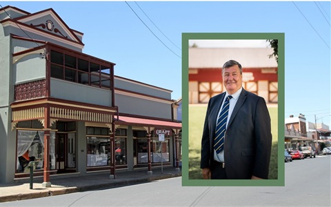 Mayor In Canowindra.jpg